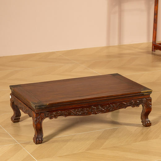 清早期	黄花梨束腰三弯腿螭龙纹带铜包角炕桌 商品图1