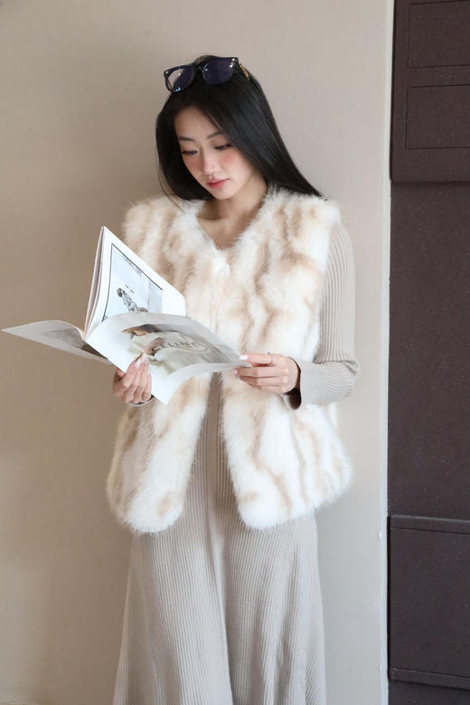 【3-7天发货】暖fufu韩女云朵马甲，毛茸茸的质感!上身非常显白显气色，内里复合麂皮绒，手感丰盈蓬松暖fufu的 商品图1