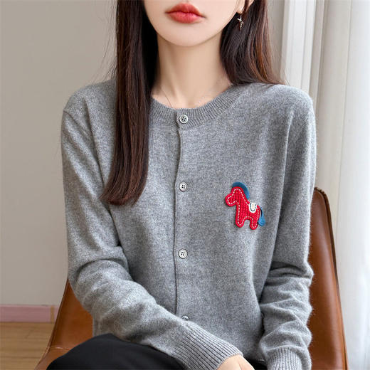 「自」全新升级【铂金会员109/天猫149/差价40】(05705)洛诗琳气质小马刺绣针织开衫2026新年红色高级感慵懒风上衣 商品图0