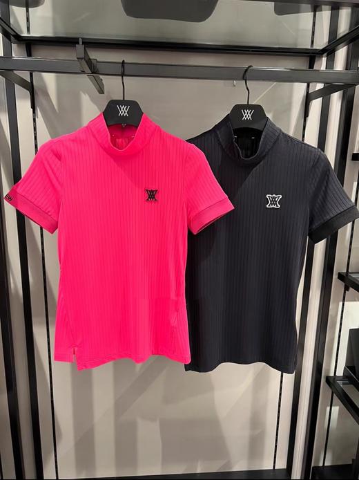 An家新款女士立领条纹短袖上衣来啦！渠道高品质采用高纱支的坑条条纹弹力面料，品质极高上身极其舒适，轻薄透气。这种条纹颜色比例也很难控制，所以这是一款看似简单实则非常耗费时间，面料成本又极高的一款T恤！ 商品图0