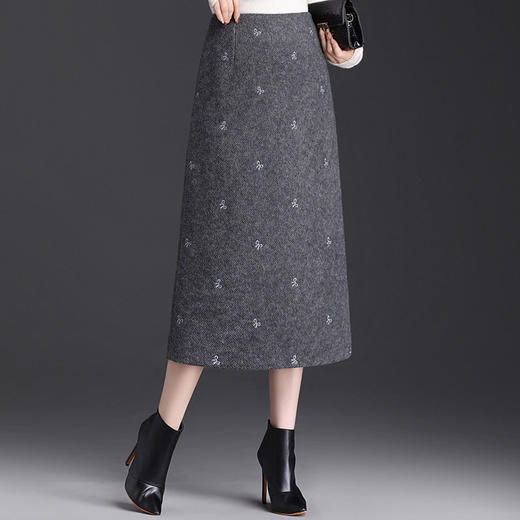 「自」全新升级【铂金会员146/天猫199/差价53】(13952)洛诗琳蝴蝶结刺绣毛呢半身裙2025秋冬新款高腰A字中长直筒裙 商品图0