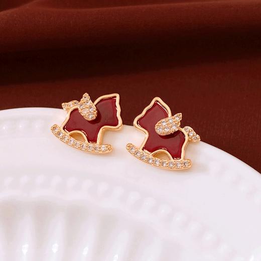 【下单赠幸运红绳1条】“王府井百货在售” 美国品牌 NATURALLY JOJO 摇摇来財小马项链/耳环2件套 925银针 时尚百搭 精致可爱 商品图9