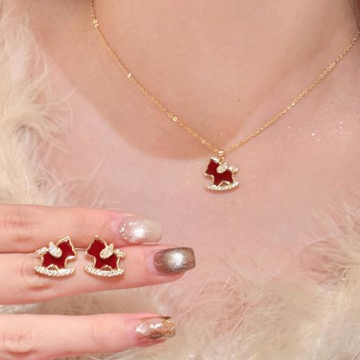 【下单赠幸运红绳1条】“王府井百货在售” 美国品牌 NATURALLY JOJO 摇摇来財小马项链/耳环2件套 925银针 时尚百搭 精致可爱 商品图1