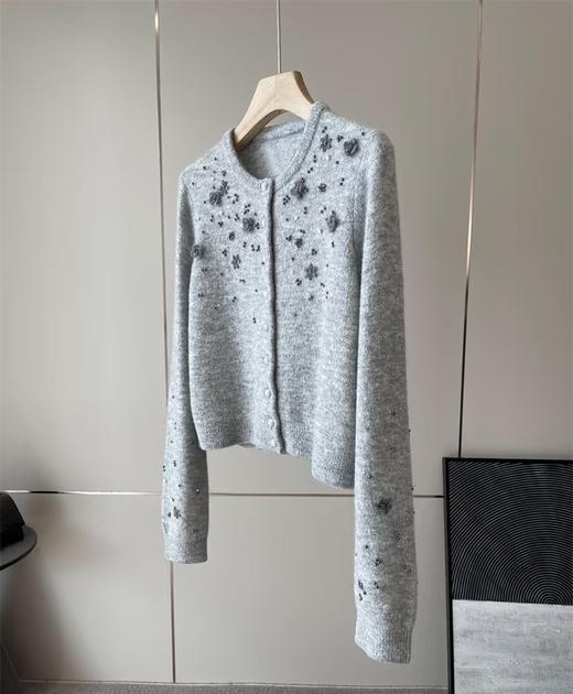 【来点不一样的】可意会不可言传～唯一！高端线！柜3900+！2026秋冬款施华水钻勾花针织开衫！ 商品图0