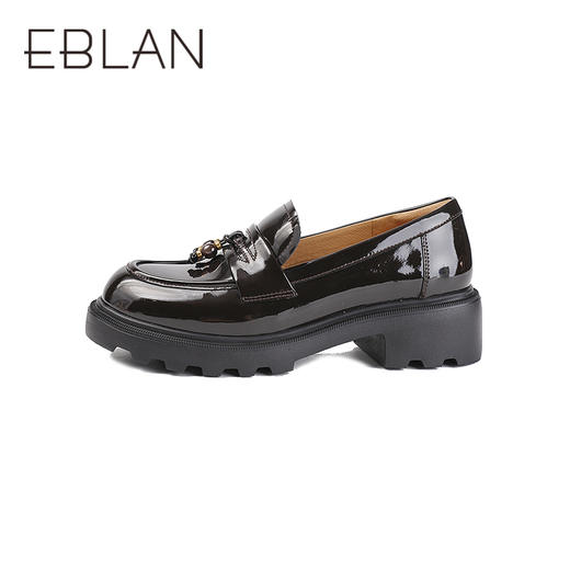 【上新】伊伴2026春季波嬉风串珠镜面漆皮厚底学院/职场乐福鞋B26178013 商品图1