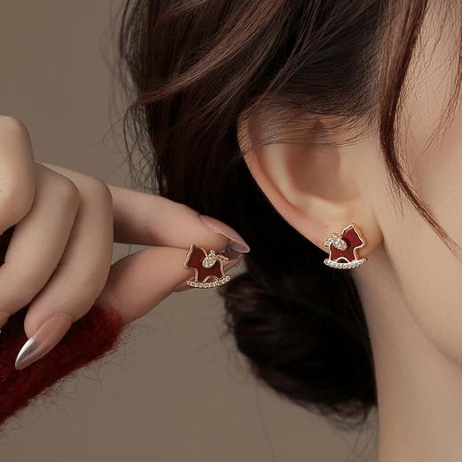 【下单赠幸运红绳1条】“王府井百货在售” 美国品牌 NATURALLY JOJO 摇摇来財小马项链/耳环2件套 925银针 时尚百搭 精致可爱 商品图3