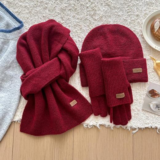 年货节！【新年红色含羊毛帽子围巾手套一体三件套】女冬防寒保暖护耳围脖 商品图3