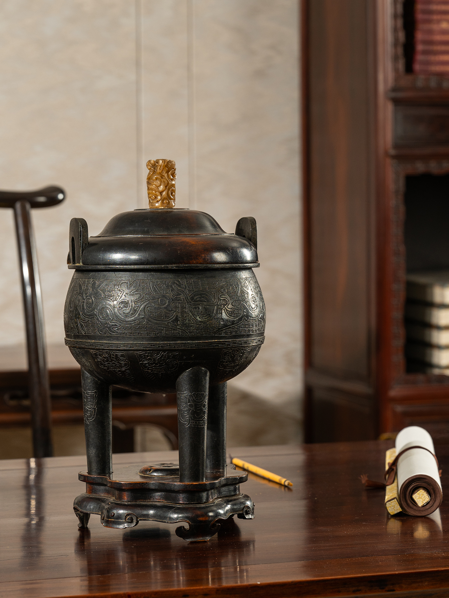 清	铜龙纹冲天耳三足鼎式炉（楠木盖座）