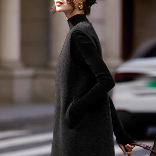 （小眠专属）V领毛呢背心裙 | 年度显白神器老钱风叠穿，优雅与温暖此时相融 保暖防寒的同时营 造层次变【3-7天发货】 商品图8