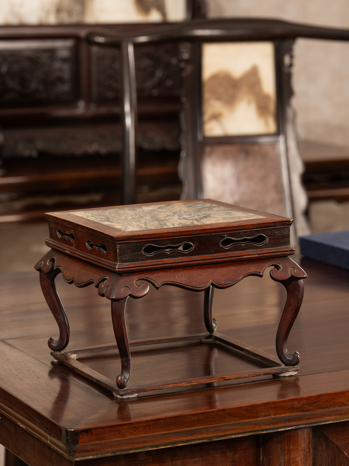 清中期	黄花梨镶云石云纹三弯腿带托泥四足方形器座