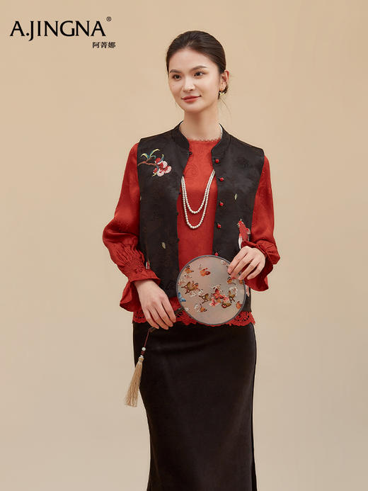 【新中式苏绣】阿菁娜冬季新款新中式苏绣金鱼纹刺绣马甲立领剪裁配玛瑙扣收藏级领奢华马甲F30D203029 商品图8