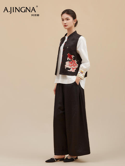 【新中式苏绣】阿菁娜冬季新款新中式苏绣金鱼纹刺绣马甲立领剪裁配玛瑙扣收藏级领奢华马甲F30D203029 商品图5