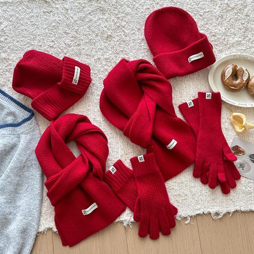 年货节！【新年红色含羊毛帽子围巾手套一体三件套】女冬防寒保暖护耳围脖 商品图0