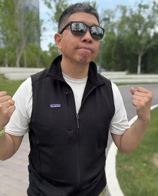 原单正品 Patagonia巴塔哥尼亚男士抓绒马甲R1，一件能陪你征服山野与都市的温度管理神器！

蓝色/黑色 S-XXL 商品图13