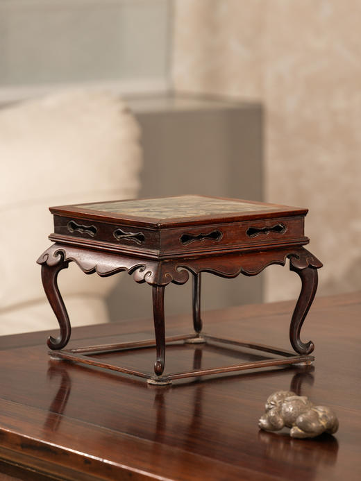 清中期	黄花梨镶云石云纹三弯腿带托泥四足方形器座 商品图2