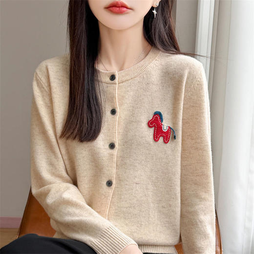 「自」全新升级【铂金会员109/天猫149/差价40】(05705)洛诗琳气质小马刺绣针织开衫2026新年红色高级感慵懒风上衣 商品图3