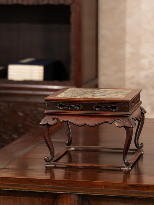 清中期	黄花梨镶云石云纹三弯腿带托泥四足方形器座 商品图1