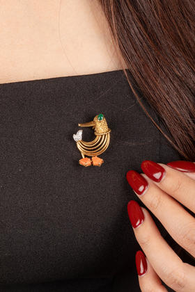 独角鹿西洋古董1960年代法国顶级珠宝品牌卡地亚出品小鸭造型18K黄金白金镶嵌珊瑚祖母绿及钻石胸针