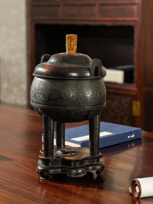 清	铜龙纹冲天耳三足鼎式炉（楠木盖座） 商品图1