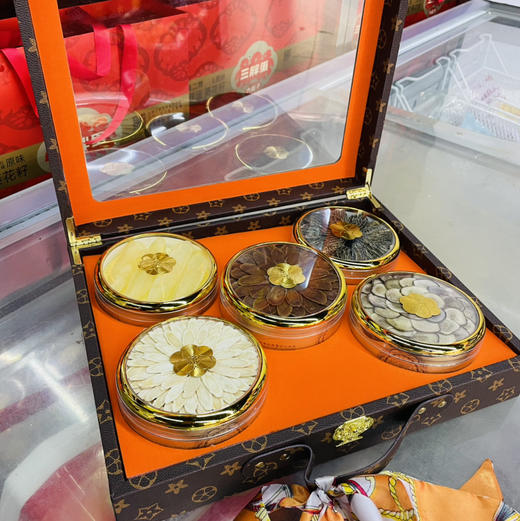 【爱马仕吉时好礼系列】中国年・送典藏级滋补礼：红参/鱼胶/西洋参/羊肚菌/鹿茸吉时好礼花纹皮革礼盒，细腻纹路彰显品味，甄选核心产区五味滋补食材，复古与轻奢碰撞；搭配质感满满的丝巾，体面送到心坎里！ 商品图5