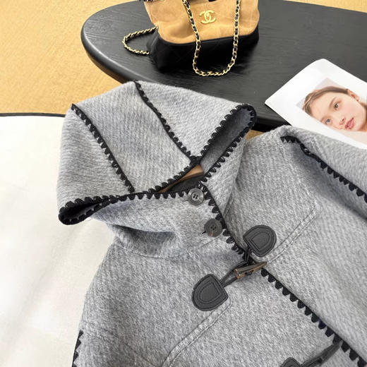 【来点不一样的】可意会不可言传～柜3490+！82羊毛羊驼毛混纺贝壳刺绣牛角扣连帽毛呢外套大衣！ 商品图1