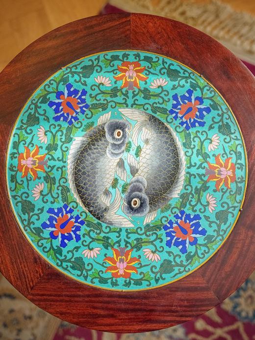 【已售】独角鹿西洋古董20世纪初法国出品东方主义风格祥云纹木雕镶嵌双鱼戏水主题掐丝珐琅面圆凳 商品图3