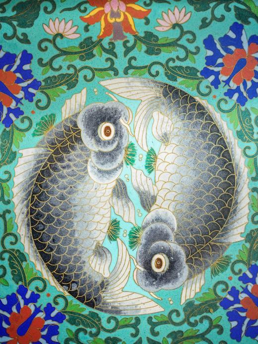 【已售】独角鹿西洋古董20世纪初法国出品东方主义风格祥云纹木雕镶嵌双鱼戏水主题掐丝珐琅面圆凳 商品图6