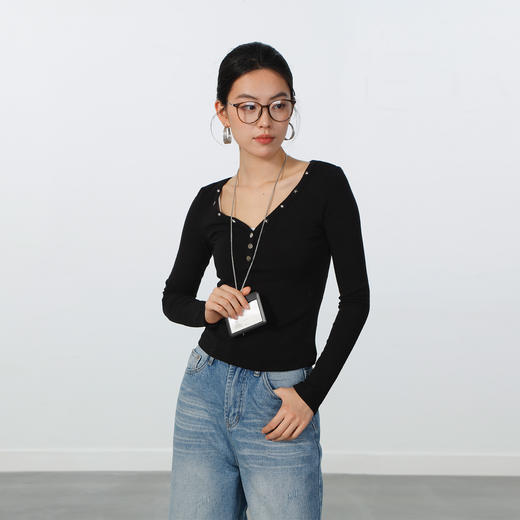 极简V领铆钉磨毛T恤-纪念日百货门店同款168895881 商品图0