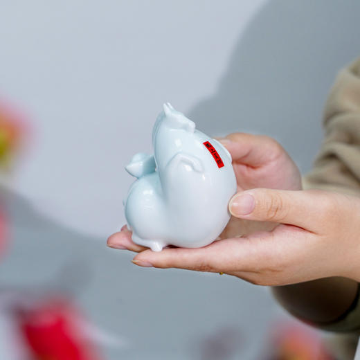 景德镇昌南青白瓷《马上暴富》《马上来财》摆件 捧在手里的“新年头彩” 青瓷马驮着元宝 商品图7