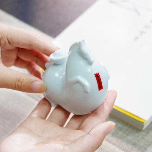 景德镇昌南青白瓷《马上暴富》《马上来财》摆件 捧在手里的“新年头彩” 青瓷马驮着元宝 商品图8