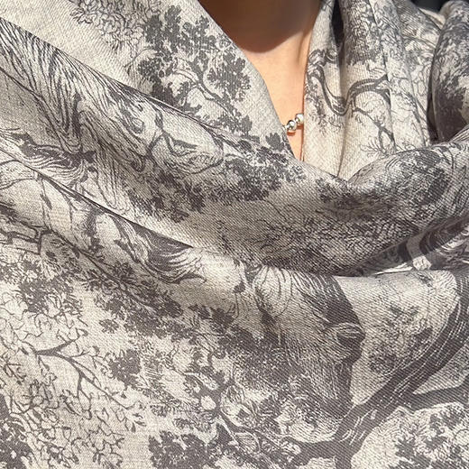 【纯羊毛围巾】经典材质！2米大规格  暖、轻、薄、软 四季可戴、新年豪礼 工厂直供（399元、再送礼盒礼袋） 商品图8