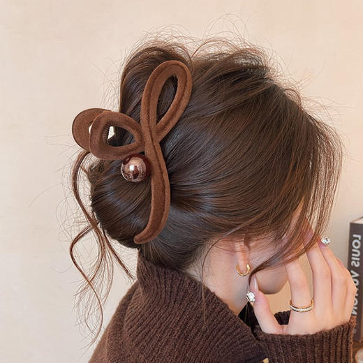 【满满节日喜庆氛围❗️简约精致百搭】新年过年春节红色丝绒珍珠抓夹大号发夹女后脑勺高级感盘发鲨鱼夹新年喜庆发饰。jc 商品图2