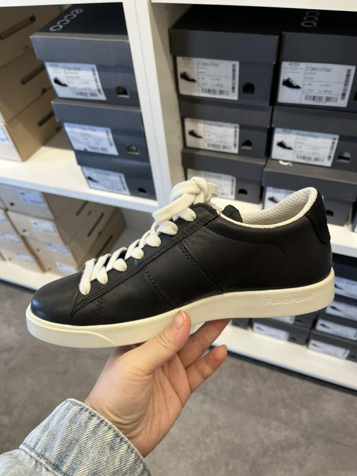 ECCO闭店清仓！女款真皮黑色板鞋休闲鞋 ¥420直邮到手，只剩36和39码 商品图0