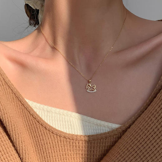 【可爱小马项坠❗️简约高级感】小红书童话小木马项链女秋冬季可爱文艺创意锁骨链小巧童趣项坠 商品图3