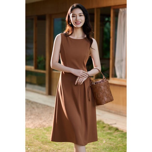「焦糖玛奇朵」无袖连衣裙，高腰大摆藏胯显瘦，焦糖色显白不挑皮，搭西装干练又优雅 米思阳2026春季无袖修身显瘦焦糖色圆领大摆裙简约连衣裙女5371 商品图1