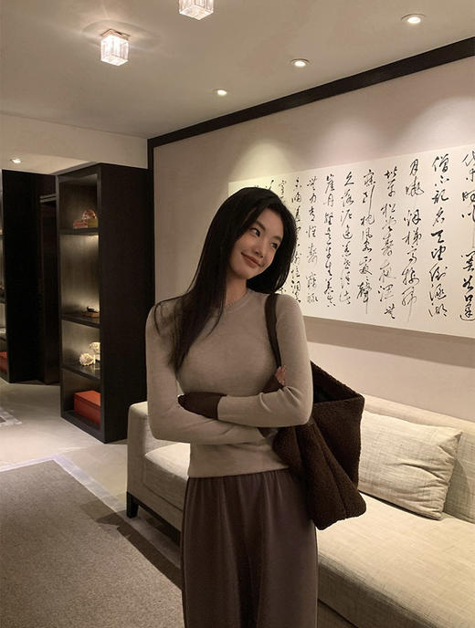 品牌原价168特价10%羊毛抗起球纤维撞色打底衫 商品图1