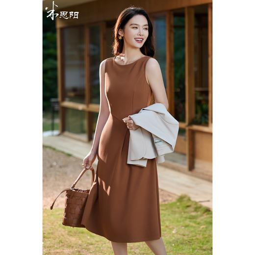 「焦糖玛奇朵」无袖连衣裙，高腰大摆藏胯显瘦，焦糖色显白不挑皮，搭西装干练又优雅 米思阳2026春季无袖修身显瘦焦糖色圆领大摆裙简约连衣裙女5371 商品图0