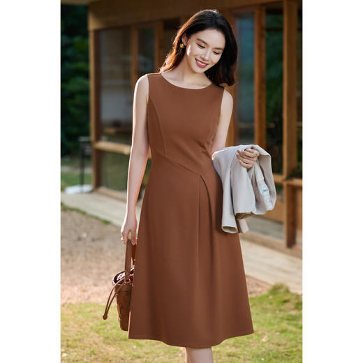「焦糖玛奇朵」无袖连衣裙，高腰大摆藏胯显瘦，焦糖色显白不挑皮，搭西装干练又优雅 米思阳2026春季无袖修身显瘦焦糖色圆领大摆裙简约连衣裙女5371 商品图3
