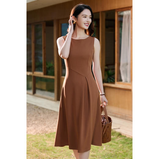 「焦糖玛奇朵」无袖连衣裙，高腰大摆藏胯显瘦，焦糖色显白不挑皮，搭西装干练又优雅 米思阳2026春季无袖修身显瘦焦糖色圆领大摆裙简约连衣裙女5371 商品图2