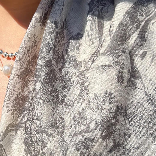 【纯羊毛围巾】经典材质！2米大规格  暖、轻、薄、软 四季可戴、新年豪礼 工厂直供（399元、再送礼盒礼袋） 商品图9