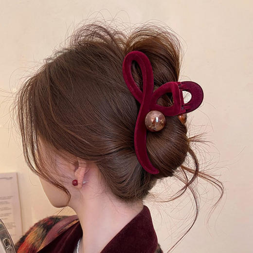 【满满节日喜庆氛围❗️简约精致百搭】新年过年春节红色丝绒珍珠抓夹大号发夹女后脑勺高级感盘发鲨鱼夹新年喜庆发饰。jc 商品图0