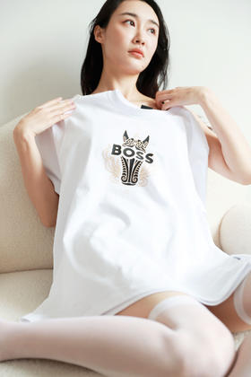 烫金字母tee，印花设计t恤。徽标字母图案圆领正肩半袖儿E011766