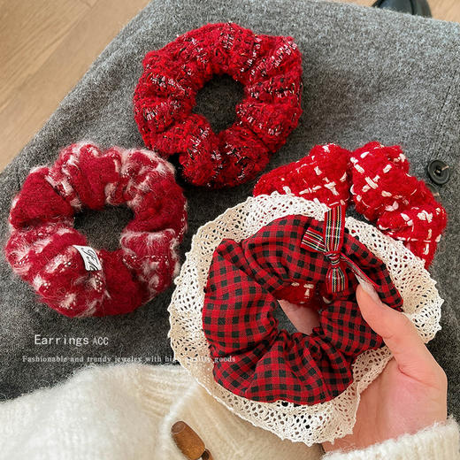 【实用时尚百搭充❗️满节日氛围感】新年春节红色大肠发圈秋冬节日氛围感毛绒丸子发饰皮筋女扎头发绳发饰。jc 商品图2