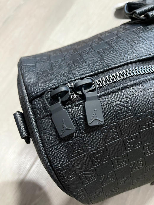 原单正品 Jordan 乔丹飞人PU单肩健身包 可手提！斜挎！容量25L！男女同款，越南回货！官网同步在售899  强烈推荐！！
尺寸：47X20.3X26.7CM 商品图8