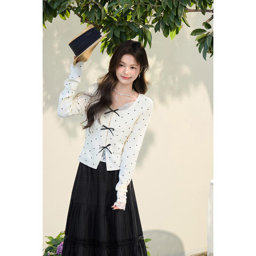 鹿向南「轻花漫雨」杏色波点针织纱女春蕾丝拼接收腰短款法式上衣 商品图1