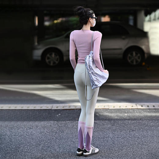 Beemen新款长袖T恤基础打底衫  小V领显瘦健身上衣瑜伽服女 商品图2