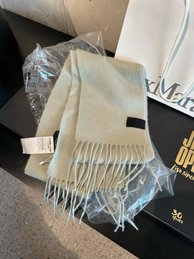 在途国现MaxMara超新限量发售款。百分百羊绒。浅豌豆🫛色1350元配购物袋