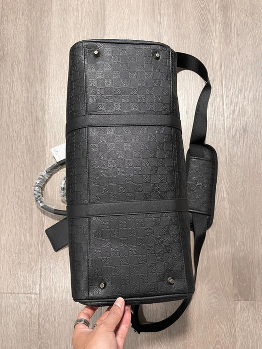 原单正品 Jordan 乔丹飞人PU单肩健身包 可手提！斜挎！容量25L！男女同款，越南回货！官网同步在售899  强烈推荐！！
尺寸：47X20.3X26.7CM 商品图2