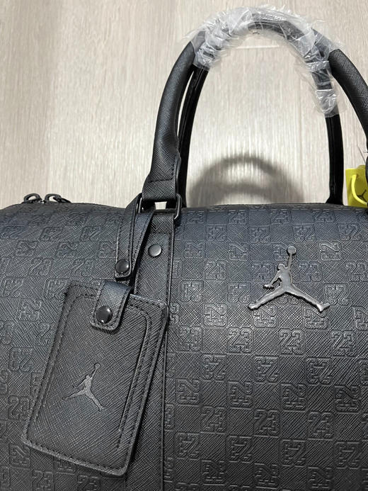 原单正品 Jordan 乔丹飞人PU单肩健身包 可手提！斜挎！容量25L！男女同款，越南回货！官网同步在售899  强烈推荐！！
尺寸：47X20.3X26.7CM 商品图4