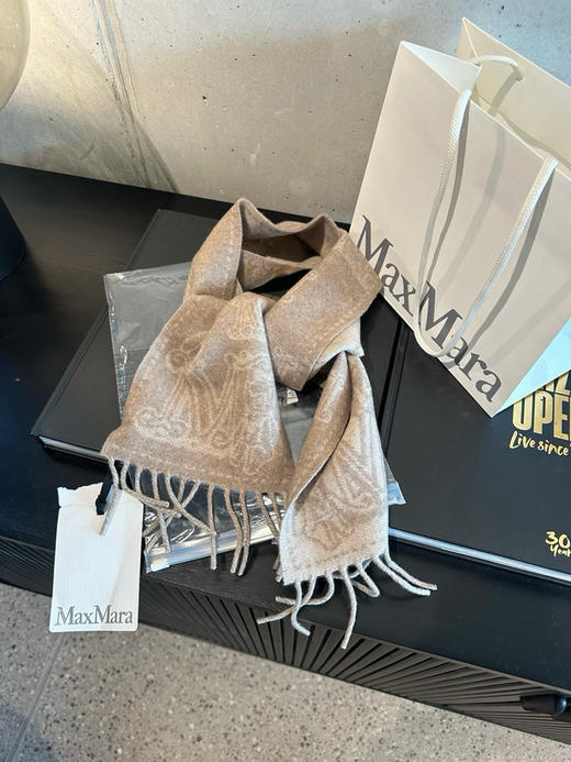 在途国现MaxMara超新限量发售款。百分百羊绒。烟驼色999元配购物袋 商品图3